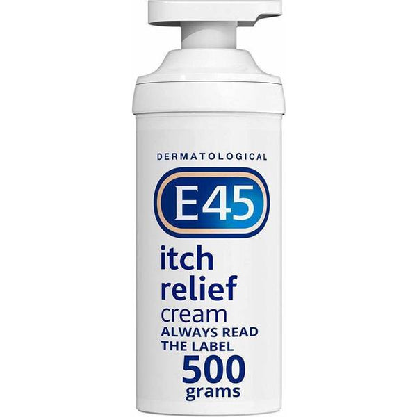 The E45 Itch Relief Cream Pump (500g), with its white bottle and blue text, effectively soothes skin irritation. The label advises, Dermatological E45 itch relief cream. Always read the label. Ideal for relieving allergy-related itchiness.